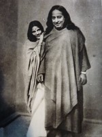 640px-Paramahansa-Yogananda-with-Anandamayi-Ma.jpg